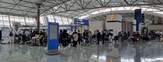 21일 인천공항 제1여객터미널 3층 출국장에서 해외로 나갈 여행객들이 탑승수속을 밟기 위해 길게 줄을 서고 있다.
