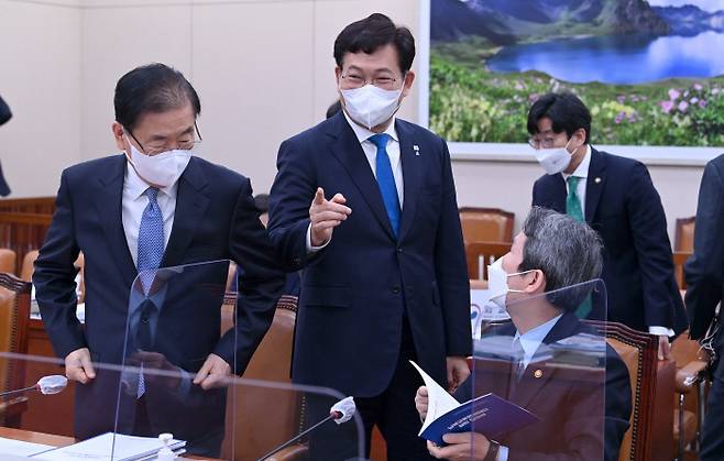 마스크 밖으로 번지는 미소 송영길 더불어민주당 대표(가운데)가 21일 국회 외교통일위원회의 국정감사에 앞서 정의용 외교부 장관(왼쪽), 이인영 통일부 장관(오른쪽)과 이야기하고 있다. 국회사진기자단