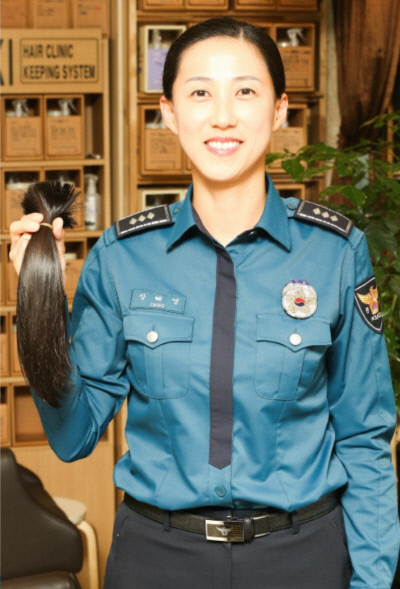 장혜영 경사가 2017년 10월 처음으로 머리카락을 기부한 후 기념촬영을 하고 있다. 장 경사 제공