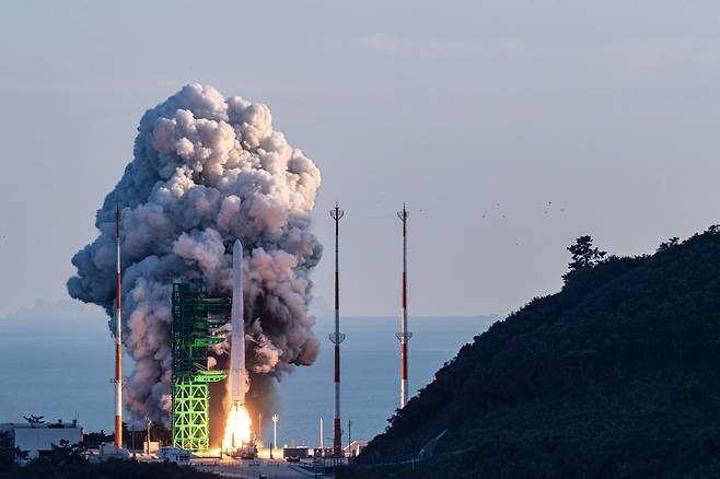 South Korea's first self-developed satellite launch vehicle launches from the Naro Space Center in Goheung, South Jeolla Province. (Yonhap)