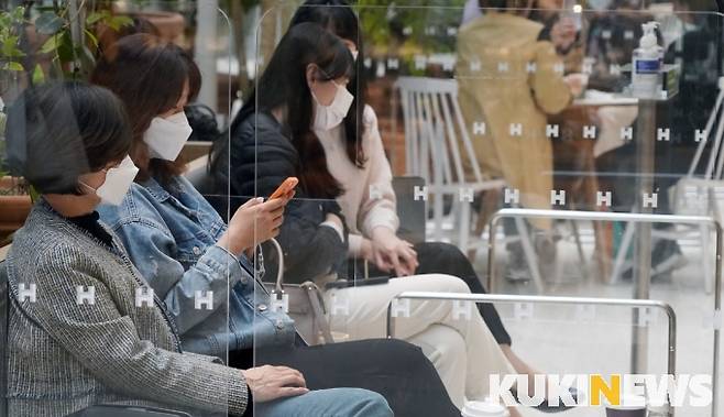 서울 시내 한 백화점 식당가가 마스크를 쓴 시민들로 북적이고 있다.   쿠키뉴스DB