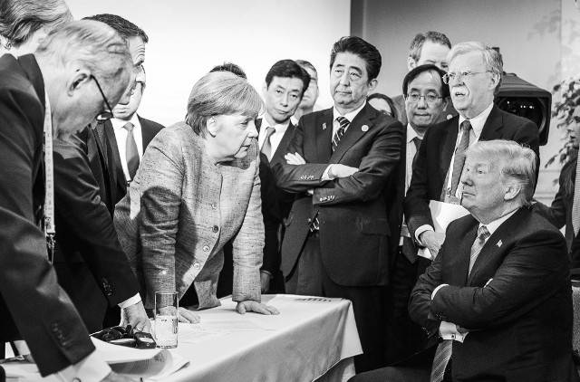 지난 2018년 6월 캐나다 샤를부아에서 열린 G7 정상회담의 한 장면. 분열을 일으키는 도널드 트럼프 당시 미국 대통령을 상대로 앙겔라 메르켈 독일 총리가 서구 동맹국 전체를 대표해 맞서는 듯한 모습이다. ‘메르켈 리더십’을 쓴 미국 저널리스트 케이티 마튼은 “제2차 세계대전 이후 자유주의 질서를 메르켈만큼 맹렬하게 지켜온 지도자는 없다”고 평가했다. 모비딕북스 제공