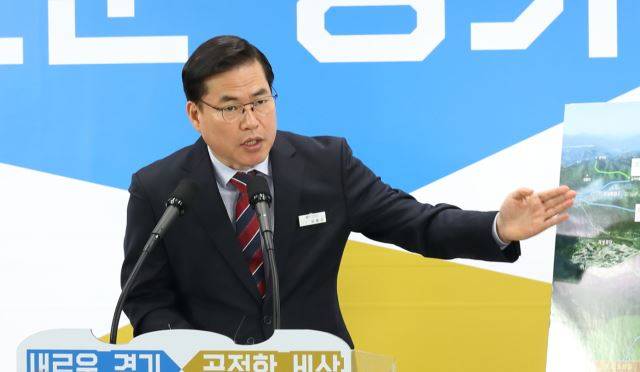 지난 2019년 3월 6일 유동규 당시 경기관광공사 사장이 경기도청 구관 2층 브리핑룸에서 '임진각~판문점 간 평화 모노레일 설치 추진 계획'에 대해 브리핑을 하고 있다. 사진=경기도 제공. 뉴시스