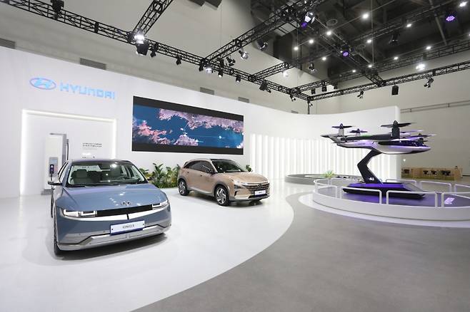대구 국제 미래자동차 엑스포 현대자동차관에 전시된 (왼쪽부터)아이오닉 5와 넥쏘/사진제공=현대차그룹