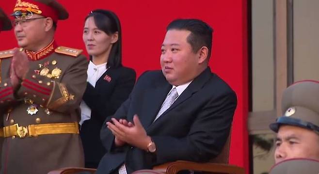 김정은 북한 국무위원장이 국방발전전람회 '자위-2021' 개막식 행사에서 군인들의 차력쇼를 보며 박수를 치고 있다. (사진출처: 마틴 윌리엄스 북한 전문 기자 트위터 캡처)2021.10.14.*재판매 및 DB 금지