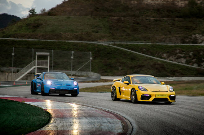 포르쉐 '911 GT3'와 '718 카이맨 GT4'. 포르쉐 제공