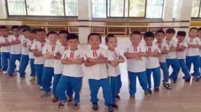 중국 쓰촨성 청두시의 한 유치원에서 남자 어린이들이 카메라 앞에서 포즈를 취하고 있다. 쿠리에
