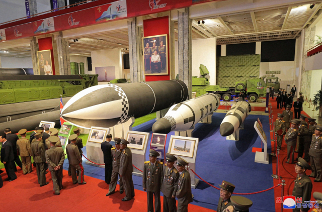 북한이 지난 11일 개최한 '국방발전전람회 자위-2021' 행사에서 일명 '북극성' 계열의 SLBM들이 나란히 공개됐다. 가장 오른쪽의 작은 미사일은 소형화된 신형 SLBM으로 추정된다. 해당 신형 SLBM이 지난 19일 발사된 소형 SLBM으로 유력시되고 있다. /조선중앙통신·연합뉴스