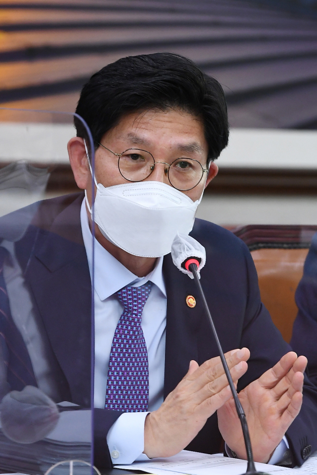 노형욱 국토부 장관이 21일 열린 국정감사에서 질의에 답하고 있다./연합뉴스