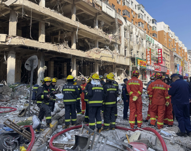 21일 가스 폭발 사고가 발생한 중국 랴오닝성 선양의 식당 주변에서 구조대원들이 수습을 위해 현장에서 회의를 하고 있다. /연합뉴스