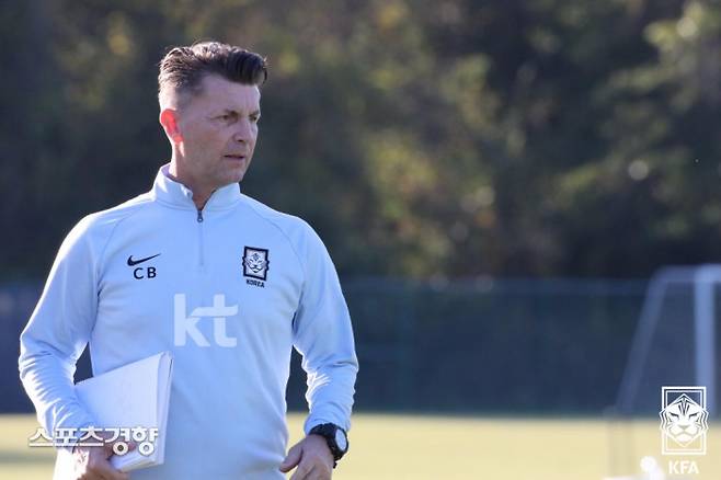 콜린 벨 한국 여자축구대표팀 감독이 21일 미국 캔자스주 캔자스시티의 칠드런스 머시 파크 훈련장에서 선수들의 훈련을 체크하고 있다. 대한축구협회 제공