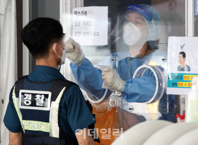 26일 오전 서울역광장에 마련된 임시선별검사소를 찾은 시민들이 검사를 기다리고 있다. (사진=이데일리 DB)