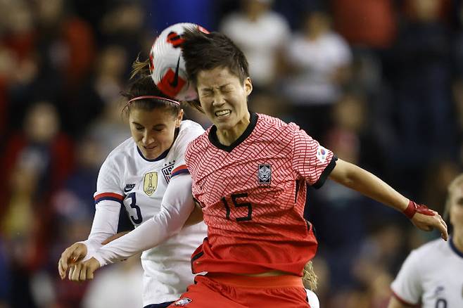 한국 여자축구 대표팀 박예은과 미국 공격수 알렉스 모건이 공중볼을 따내기 위해 헤딩 경합을 벌이고 있다. 사진=AP PHOTO