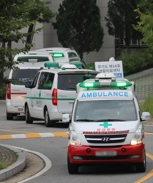 지난 11일 오후 경기도 수원시 영통구 경기대학교 생활치료센터가 확진자를 이송하는 구급차들로 붐비고 있다 (사진=뉴스1)