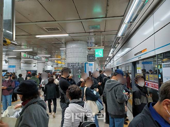10월 22일 오후 3시 30분쯤 서울 지하철 4호선 사당역에서 지하철 운행이 지연돼 시민들이 불편을 겪고 있다. (사진=김대연 기자)