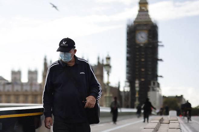 델타 변이의 변이가 기승을 부리는 영국에서 마스크를 쓰고 웨스트민스터 브릿지를 지나가는 행인(사진=AFP)