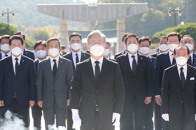 이재명 더불어민주당 대선후보가 22일 오전 광주 국립 5·18 민주묘지를 참배하고 있다. (사진= 연합뉴스)