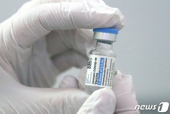 지난 6월 국내 얀센 백신 접종 당시, 서울 종로구 한 의원의 의료진이 얀센 백신을 들어 보이고 있다. [사진=뉴스1]