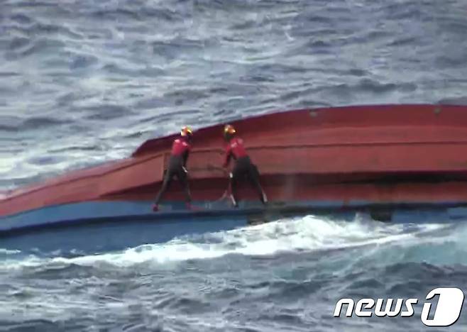 날이 밝자 독도 사고 선박 선체 진입 시도하는 해경.(동해해양경찰청 제공) 2021.10.21/뉴스1