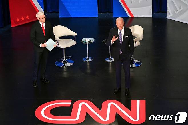 21일(현지시간) CNN이 주최한 타운홀 미팅에서 발언하고 있는 조 바이든 미국 대통령(오른쪽). © AFP=뉴스1