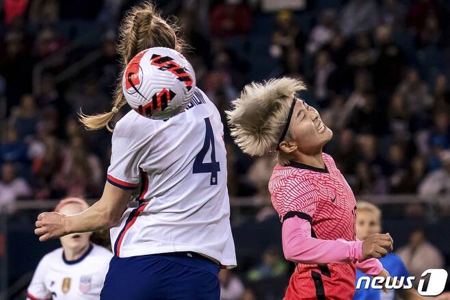 여자 축구대표팀의 주장 지소연이 미국 선수와 볼 경합을 벌이고 있다. © AFP=뉴스1