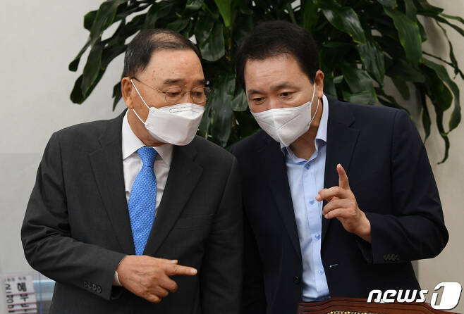 정홍원 국민의힘 선거관리위원장과 성일종 의원 2021.9.15/뉴스1 © News1 국회사진취재단
