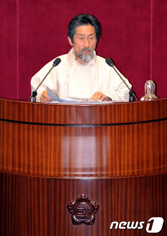 지난 2011년 12월 29일 열린 국회 본회의에서 당시 통합진보당 강기갑 의원이 도시개발법 개정안에 대한 반대토론을 하고 있다.