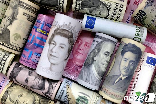 홍콩달러, 미국 달러, 일본 엔, 영국 파운드, 중국 위안화 지폐 © 로이터=뉴스1
