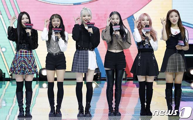 그룹 버가부(bugaboo)가 22일 오후 서울 상암동 SBS 프리즘타워에서 진행된 첫 번째 싱글 앨범 ‘bugAboo(버가부)’ 데뷔 쇼케이스에서 멋진 무대를 선보이고 있다. 그룹명 '버가부(bugAboo)'는 상상 속의 두렵고 놀라운 존재라는 뜻으로 "세상을 놀래키는 존재가 되고 마음속의 두렵고 놀라운 존재를 함께 극복하고 꿈을 이루자"라는 의미를 담고 있다. 2021.10.22/뉴스1 © News1 권현진 기자