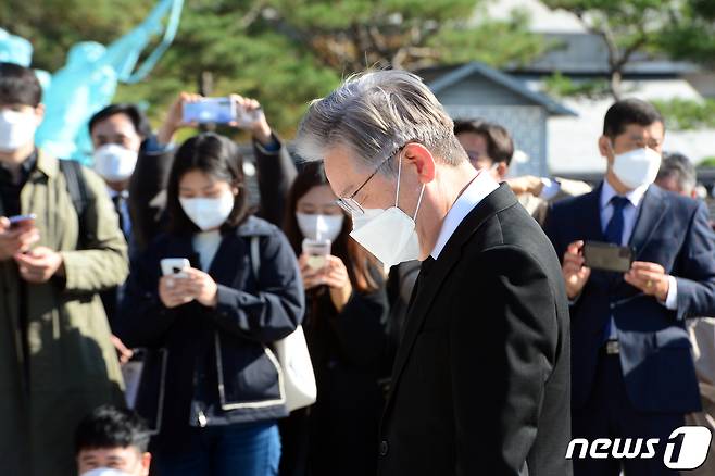 이재명 더불어민주당 대선후보가 22일 광주 북구 국립5·18민주묘지에서 헌화와 분향한 뒤 오월영령에 참배하고 있다. 2021.10.22/뉴스1 © News1 정다움 기자