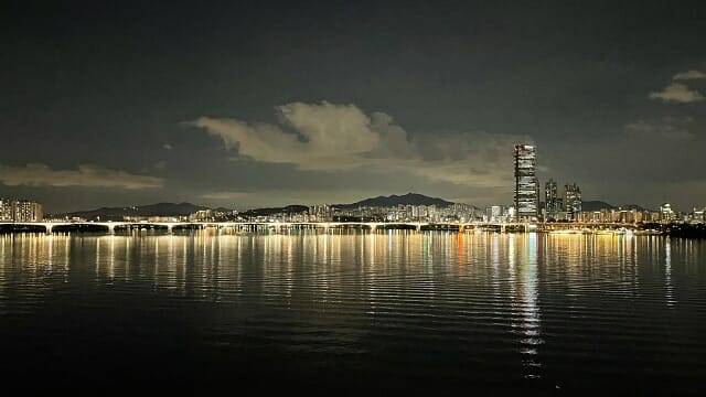 아이폰12로 야간 모드를 끄고 찍은 야경. (사진=지디넷코리아)