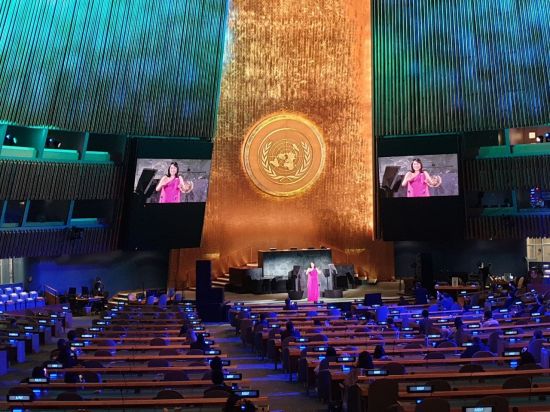 소프라노 신영옥이 유엔 총회장에서 공연하고 있다.