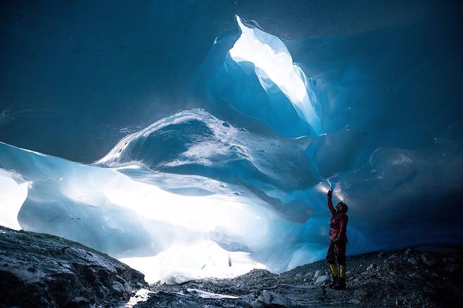 10월 15일 빙하연구가들이 오스트리아 갈투에르 지역 잠탈페르너 빙하에 생긴 빙하동굴을 탐사하고 있다./로이터 연합뉴스