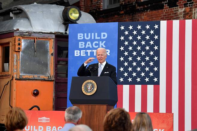 조 바이든 미국 대통령이 20일(현지 시각) 펜실베이니아주 스크랜턴의 전차박물관을 둘러본 뒤 인프라·사회복지 투자 구상안인 '더 나은 재건'(Build Back Better)의 필요성을 강조하는 연설을 하고 있는 모습. /AFP, 연합뉴스