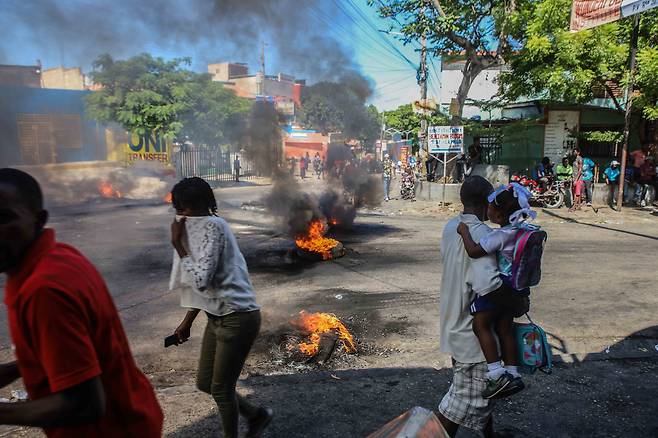 최근 정국이 혼돈 상태에 빠진 아이티 모습./AP 연합뉴스