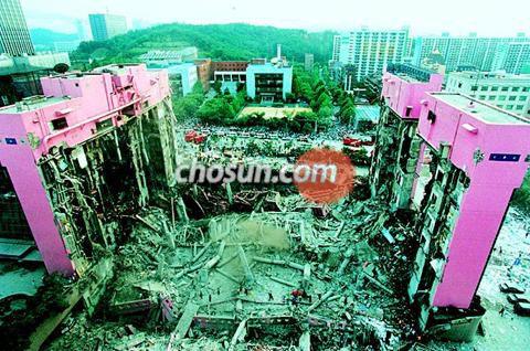 1995년 6월 29일 오후 지상 5층 건물이 순식간에 붕괴된 서울 서초구 삼풍백화점 사고 현장 모습/조선일보 DB