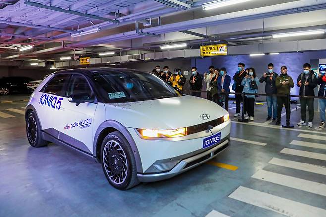 지난 18일 상하이 현대차 디지털R&D센터에서 바이두의 자율주행 주차 기술이 탑재된 아이오닉5가 자율주차 시범을 보이고 있다./현대차 중국법인