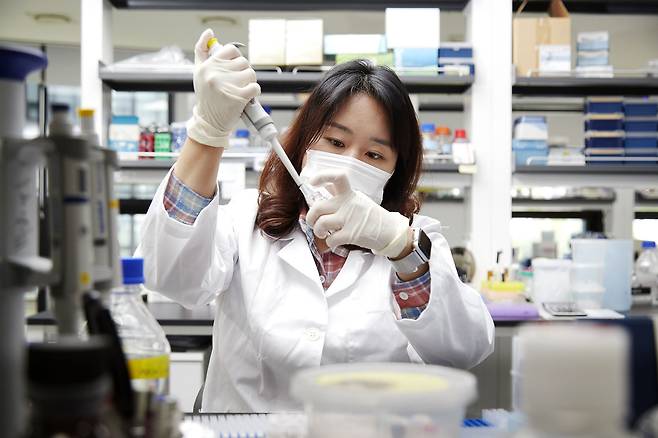 차백신연구소 연구원이 백신개발을 위해 R&D 연구실에서 실험을 하고 있다/차백신연구소 제공