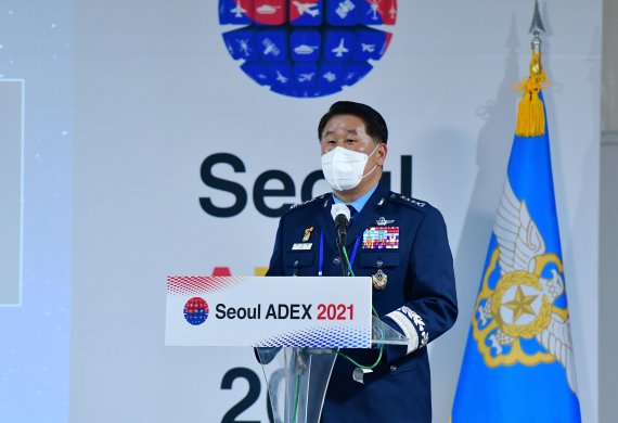 박인호 공군참모총장이 22일 경기 성남시 서울공항 서울ADEX 2021 행사장에서 열린 '제8회 공군 발전 세미나'에서 개회사를 하고 있다. 사진=공군 제공