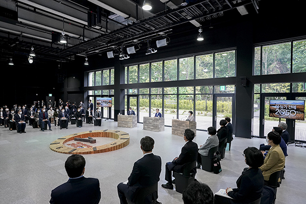 18일 서울 용산구 노들섬 다목적홀에서 문재인 대통령 등이 참석한 가운데 2050 탄소중립위원회 제2차 전체회의가 열리고 있다.(사진=청와대)