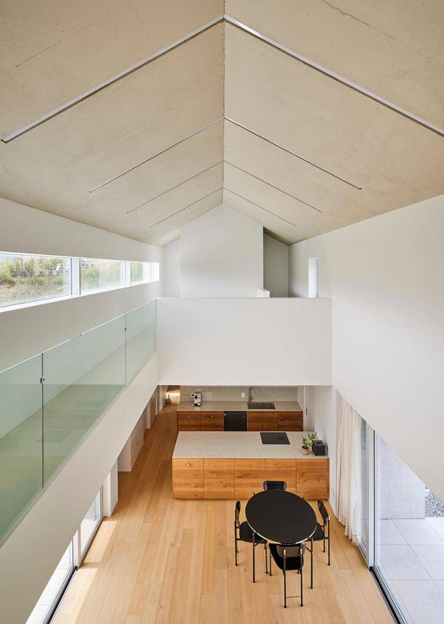 2층에서 1층을 내려다본 모습. 남편이 일을 하면서도 어린아이와 고양이들을 살필 수 있도록 했다. 천장은 도장 없이 노출해, 1층과 다른 느낌을 주고자 했다. 노경 건축사진작가 제공