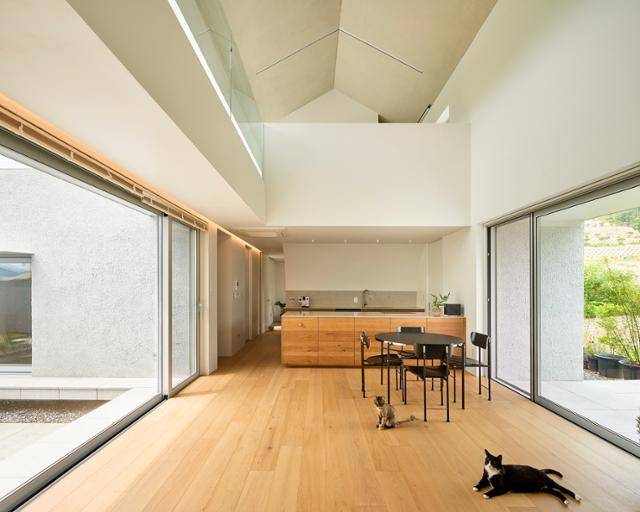 거실에는 흔한 TV, 소파가 없다. 냉장고도 주방 오른쪽에 위치한 다용도실에 위치해 있다. 덕분에 이곳은 필요에 따라 무엇이든 될 수 있는 장소가 됐다. 왼쪽이 남향의 중정, 오른쪽이 북향의 테라스다. 노경 건축사진작가 제공