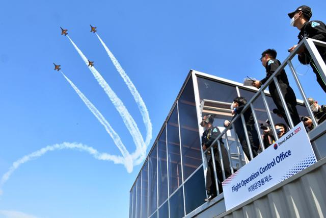 희소소아암으로 투병 중인 최윤수군을 위해 특별 이벤트를 마련한 공군 특수비행팀 블랙이글스가 22일 서울ADEX 2021이 진행 중인 경기 성남 서울공항에서 에어쇼를 선보이고 있다. 공군 제공
