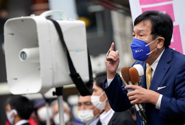 에다노 유키오 입헌민주당 대표가 총선 선거운동이 시작된 19일 도쿄에서 거리 연설을 하고 있다. 입헌민주당은 일본공산당, 국민민주당, 레이와신센구미, 사민당과 후보 단일화를 성사시켰다. 도쿄=EPA 연합뉴스