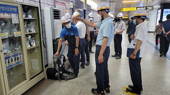 대구도시철도공사 직원들이 고객서비스 증대를 위해 지하철역내를 점검하고 있다. [사진=대구시]