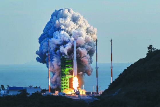 한국형 발사체 누리호(KSLV-2)가 21일 전남 고흥군 나로우주센터 제2발사대에서 화염을 내뿜으며 발사되고 있다. [사진공동취재단]