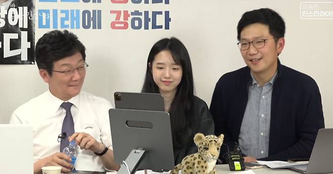 유승민 전 의원(왼쪽부터)의 딸 담씨와 아들 훈동씨가 ‘유승민TV’ 유튜브·인스타그램 생방송에 출연했다. [유튜브 캡처]