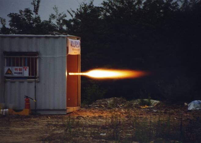 항공우주연구원 최초의 액체로켓 엔진 시험. 1995년 6월 한국화약(현 한화) 대전공장 빈터에 컨테이너를 마련해 4초 동안 연소시험을 성공적으로 수행했다. [사진 한국항공우주연구원]