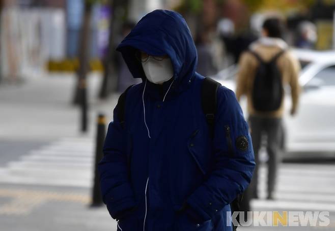 아침 체감온도가 영하3도로 떨어지는 등 초겨울 날씨를 보이는 4일 오전 서울 여의도역 인근에서 시민들이 발걸음을 재촉하고 있다. 쿠키뉴스 DB