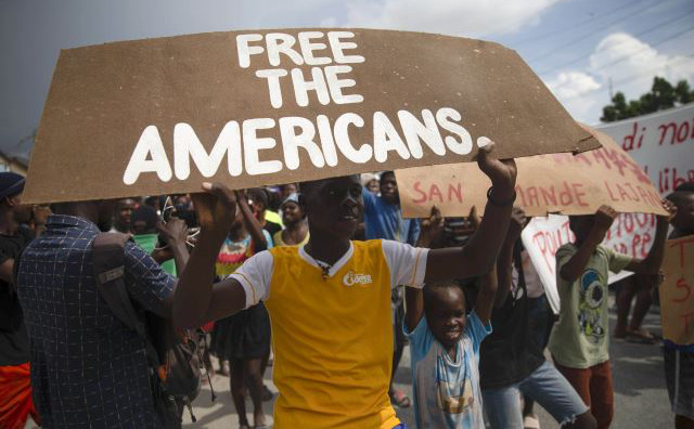 아이티 시민들이 19일(현지시간) 수도 포르토프랭스 북쪽에 위치한 CAM 사무실 부근에서 최근 갱단에 납치된 CAM 소속 선교단의 석방을 촉구하는 시위를 벌이고 있다. AP연합뉴스